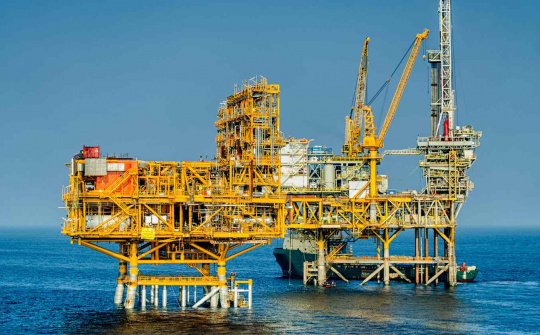 Giá xăng dầu hôm nay 30/1: Vượt mốc 70 USD/thùng