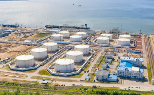 Giá xăng dầu hôm nay 31/1: Neo ở mức cao nhất trong 6 tháng