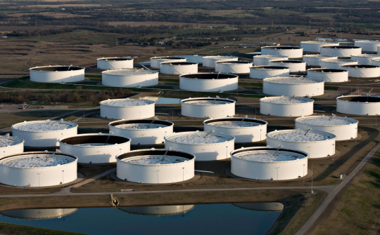 Giá xăng dầu hôm nay 5/1: Vững mốc 60 USD/thùng