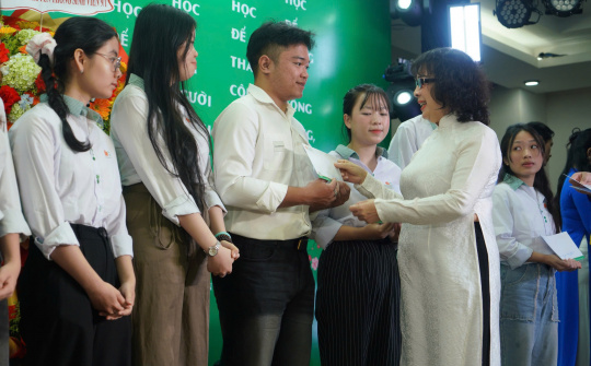 Trường Đại học Đông Á tặng 350 vé xe Tết cho sinh viên khó khăn