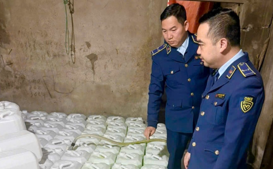 Thu giữ 880 lít rượu hương cốm không rõ nguồn gốc tại Lào Cai