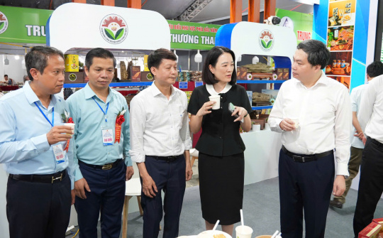 Đưa sản phẩm công nghiệp nông thôn đến gần thị trường