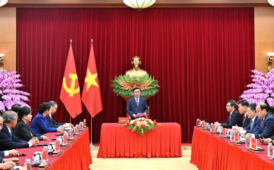 Đồng chí Thường trực Ban Bí thư tiếp Đoàn cán bộ cao cấp Đảng Nhân dân Cách mạng Lào
