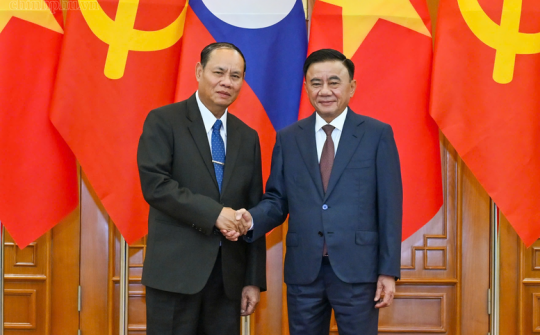 Thường trực Ban Bí thư Trần Cẩm Tú hội đàm với Thường trực Ban Bí thư Trung ương Đảng Nhân dân Cách mạng Lào