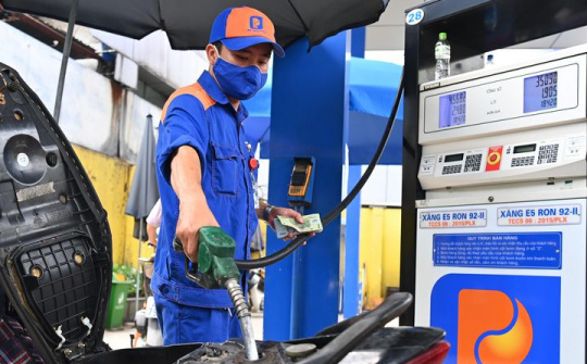 Petrolimex chủ động giảm giá xăng dầu 300 đồng/lít,kg để chia sẻ chi phí với người dân và doanh nghiệp