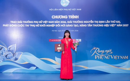 Chủ tịch Công ty Yến sào Khánh Hòa Trịnh Thị Hồng Vân nhận Giải thưởng Phụ nữ Việt Nam 2026