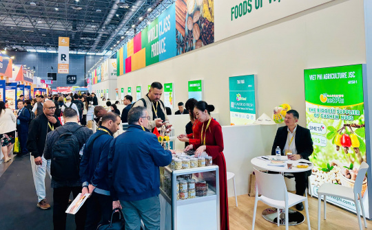 Khu gian hàng Việt Nam tại Hội chợ Sial Paris 2026 thu hút đông đảo khách quốc tế đến tham quan, giao dịch
