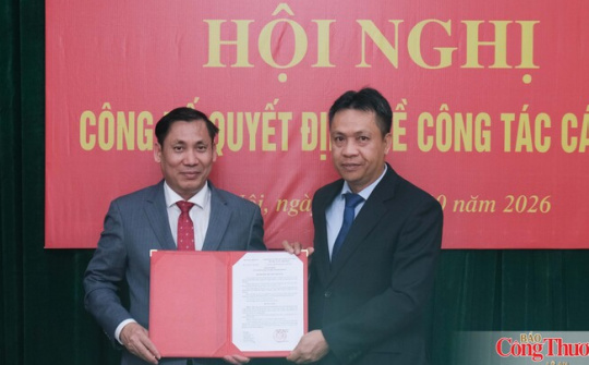 Thứ trưởng Nguyễn Việt Sơn trao Quyết định giao Quyền Viện trưởng Viện Nghiên cứu Thiết kế chế tạo máy nông nghiệp