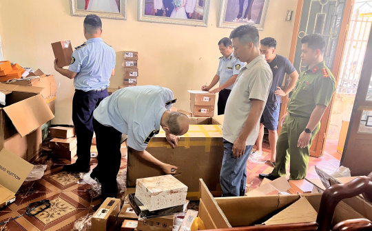 Hà Nội tạm giữ gần 2.900 túi xách có dấu hiệu giả mạo hàng loạt thương hiệu lớn