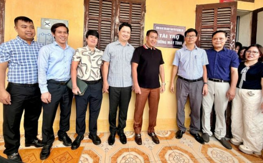 IUH trao tặng 20 bộ máy tính và 20 suất học bổng, tiếp sức học sinh vượt khó tại trường THPT Nam Tiền Hải