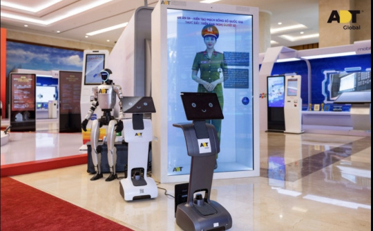 Hai robot AI mang đến trải nghiệm công nghệ tại Lễ phát động phong trào “Sáng kiến mỗi ngày”