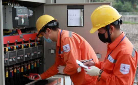 Khẩn trương xem xét phương án giảm thuế tiêu thụ đặc biệt với xăng về 0% và giảm giá điện