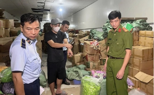 Phát hiện cơ sở biến bánh, kẹo trôi nổi thành hàng nhập khẩu