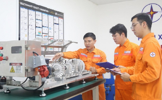 Kỹ sư Công ty Nhiệt điện Duyên Hải làm chủ phần mềm hỗ trợ cân bằng động thiết bị quay tại hiện trường