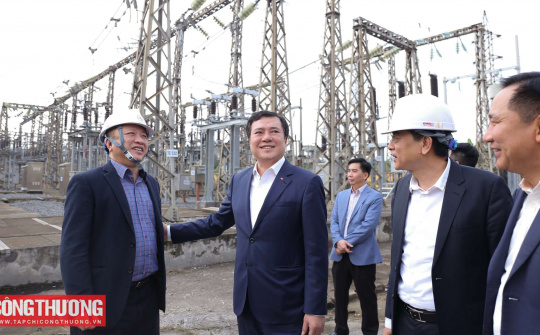 [CHÙM ẢNH] Thứ trưởng Nguyễn Sinh Nhật Tân kiểm tra công tác cung ứng điện tại Phú Thọ