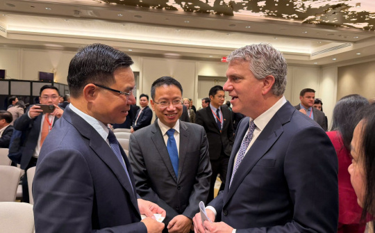 Quyền Bộ trưởng Lê Mạnh Hùng trao đổi với Giám đốc cơ quan Thương mại quốc tế Hoa Kỳ và Phó Chủ tịch AmCham tại Việt Nam