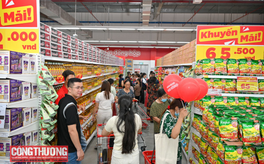 Thị trường hàng hóa ngày Mùng 4 Tết Bính Ngọ: Sức mua ổn định, hệ thống phân phối đồng loạt mở cửa