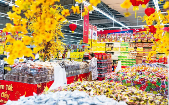 Thị trường hàng hóa ngày Mùng 4 Tết Bính Ngọ: "Nhịp" mua sắm sôi động hơn