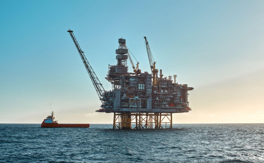 Giá xăng dầu hôm nay 25/2: Thị trường theo dõi diễn biến cuộc gặp giữa Mỹ và Iran