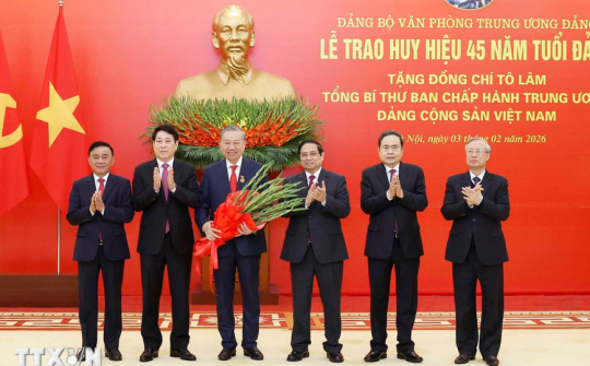 Trao Huy hiệu 45 năm tuổi Đảng tặng Tổng Bí thư Tô Lâm