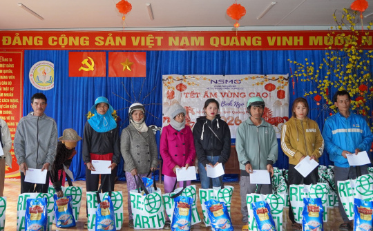 Trung tâm Điều độ Hệ thống điện miền Trung mang Tết ấm đến vùng cao xã Kon Plông, Quảng Ngãi