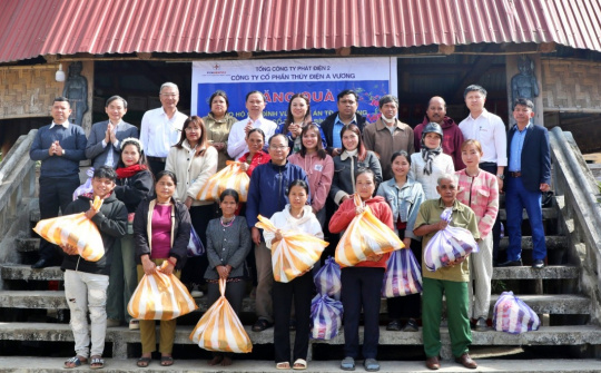 Thủy điện A Vương trao 200 suất quà Tết xuân Bính Ngọ tại Bến Hiên và Tây Giang