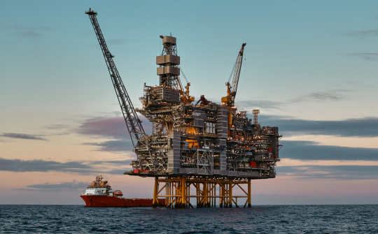 Giá xăng dầu hôm nay 10/3: Giảm mạnh về 90 USD/thùng