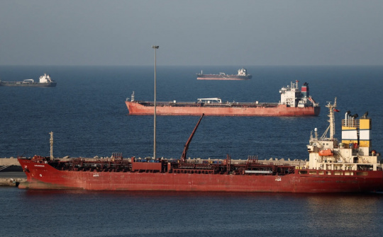 Giá xăng dầu hôm nay 12/3: Vượt 100 USD/thùng, nhiều tàu bị tấn công tại eo biển Hormuz