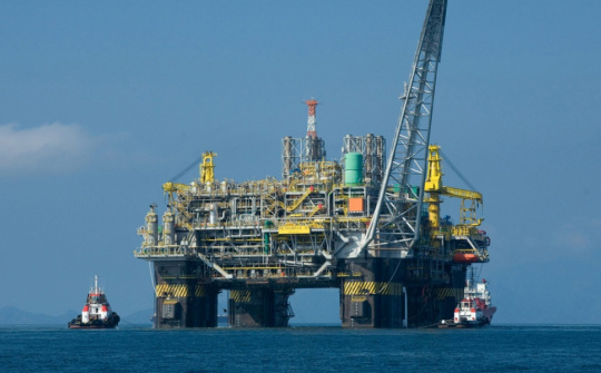 Giá xăng dầu hôm nay 13/3: Neo cao bất chấp Iran tuyên bố không đóng cửa eo biển Hormuz