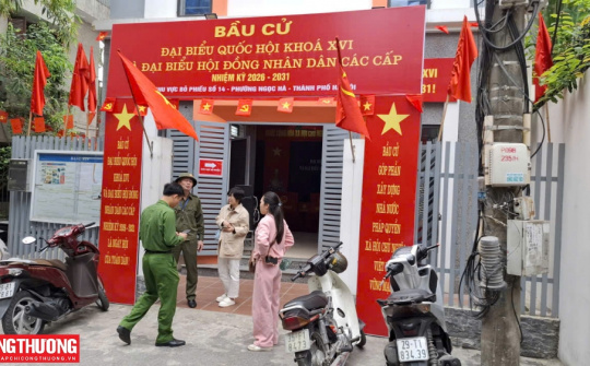 [PHÓNG SỰ ẢNH] Hà Nội rực rỡ cờ hoa trước ngày bầu cử đại biểu Quốc hội và HĐND các cấp