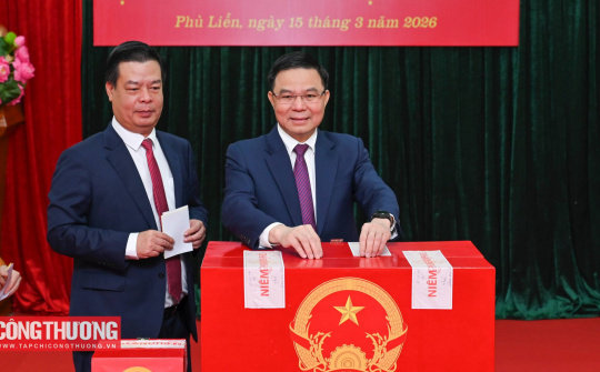 Quyền Bộ trưởng Bộ Công Thương Lê Mạnh Hùng tham gia bỏ phiếu bầu đại biểu Quốc hội khóa XVI và Hội đồng nhân dân các cấp tại TP. Hải Phòng