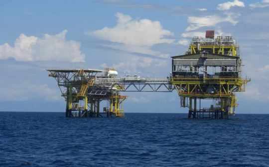 Giá xăng dầu hôm nay 16/3: Các cơ sở năng lượng tại Trung Đông đối mặt rủi ro gia tăng