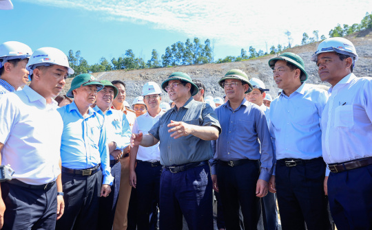Thủ tướng kiểm tra thực địa các dự án cao tốc, sân bay tại Quảng Ngãi và Gia Lai