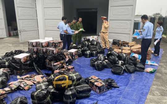 Ngăn chặn trên 2,3 tấn thực phẩm không rõ nguồn gốc qua Tuyên Quang