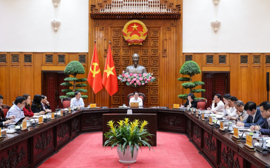 Thủ tướng: Không để thiếu nguồn cung xăng dầu, khẩn trương xây dựng kho dự trữ chiến lược