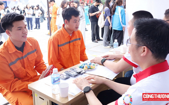 Gần 5.000 cơ hội việc làm tại Ngày hội hợp tác doanh nghiệp Trường Đại học Kinh tế - Kỹ thuật Công nghiệp