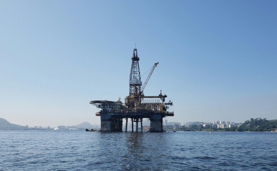 Giá xăng dầu hôm nay 7/3: Vượt mốc 90 USD/thùng