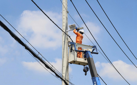 Thanh niên EVNHCMC thắp sáng đường nông thôn Bình Hưng