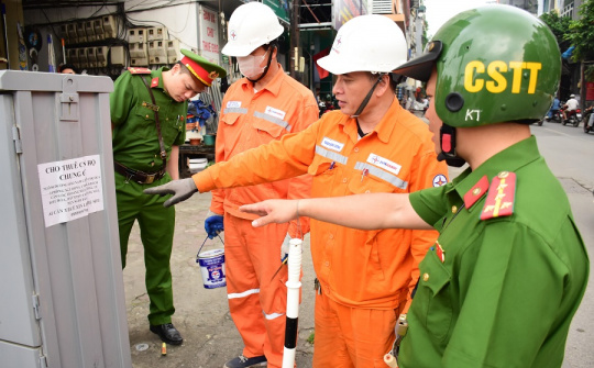 EVN HANOI: Nâng cao ý thức để chấm dứt quảng cáo trái phép