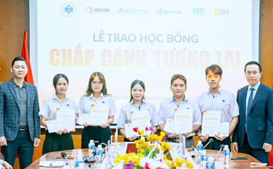Tiếp sức nhân lực kinh tế số: Hiệp hội Thương mại điện tử Việt Nam trao học bổng cho 15 trường đại học