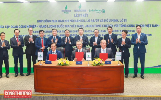 Petrovietnam ký kết và trao các văn kiện Dự án phát triển mỏ Nam Du, Lô 46/07 và mỏ U Minh, Lô 51