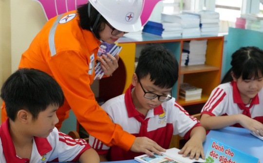 Lan tỏa văn hóa đọc và thông điệp sử dụng điện an toàn, tiết kiệm: Hành trình “Bí mật Quả cầu tím” trên vùng đất Mỏ