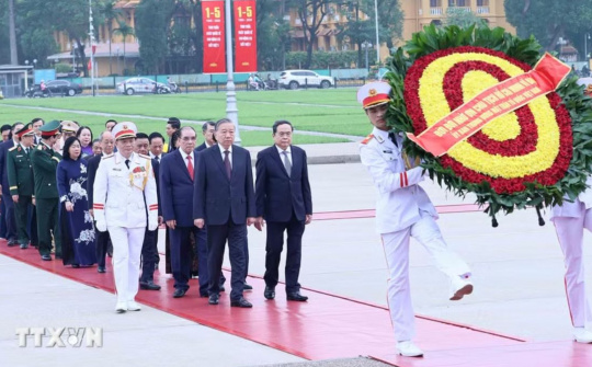 Lãnh đạo Đảng, Nhà nước vào Lăng viếng Chủ tịch Hồ Chí Minh nhân kỷ niệm Ngày giải phóng miền Nam, thống nhất đất nước