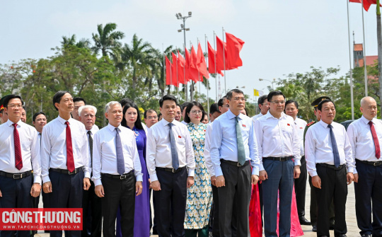 [CHÙM ẢNH] Thủ tướng và đoàn đại biểu dâng hương tưởng niệm các Anh hùng liệt sĩ tại Hải Phòng