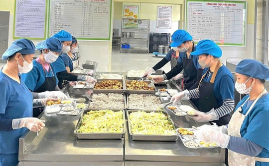 Hà Nội tăng cường siết chặt quản lý an toàn thực phẩm tại bếp ăn tập thể, trường học