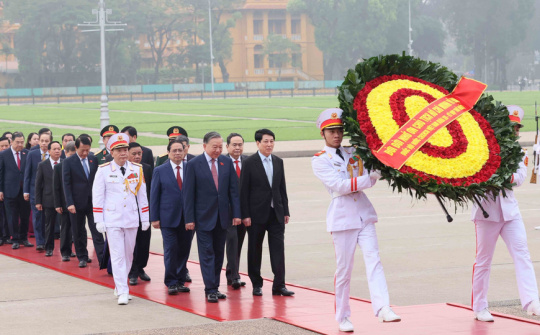 Lãnh đạo Đảng, Nhà nước và đại biểu Quốc hội khóa XVI vào Lăng viếng Chủ tịch Hồ Chí Minh