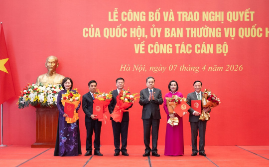 Chủ tịch Quốc hội Trần Thanh Mẫn chủ trì Lễ công bố và trao các Nghị quyết về công tác cán bộ