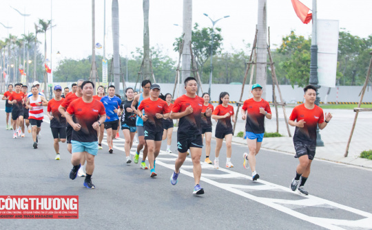 Đà Nẵng: Gần 100 thành viên CLB Hải Châu Runners lan tỏa tinh thần sử dụng năng lượng bền vững