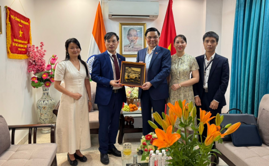 Bộ trưởng Bộ Công Thương Lê Mạnh Hùng làm việc với Thương vụ Việt Nam tại Ấn Độ