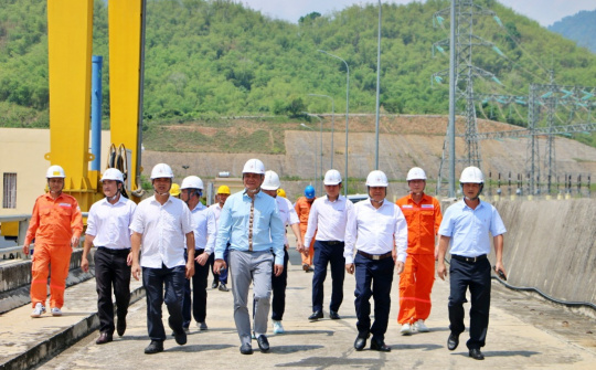 Đoàn công tác EVNGENCO2 thăm hỏi, động viên người lao động tại Thủy điện Trung Sơn nhân dịp Tháng Công nhân